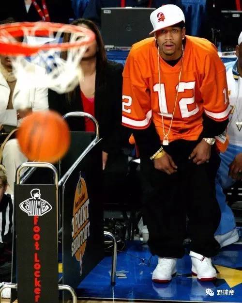 库蒂尼奥为小儿子庆祝生日，一家人身穿他效力过球队的球衣（库蒂尼奥为幼子庆生，全家身穿他曾效力球队球衣）